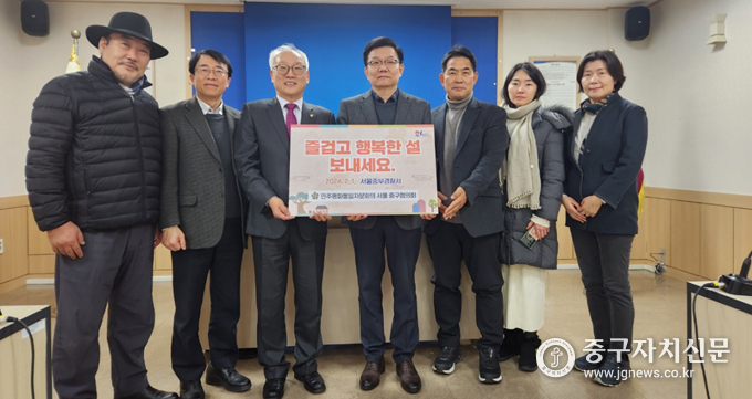 민주평통 중구협 성우현 수석부회장등이 중부경찰서를 방문해 북한이탈주민들에게 전달해 달라며 CJ 명절선물세트를 전달하고 있다. 
