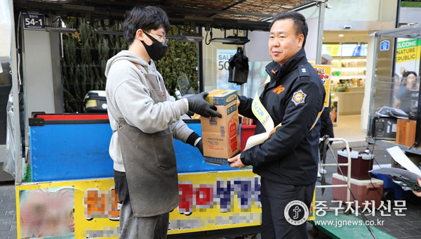 중부소방서에서 명동노점상인들에게 소화기를 전달하고 있다.