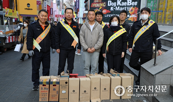 중부소방서에 관계자들이 명동노점상인들에게 소화기 전달에 앞서 기념촬영을 하고 있다.