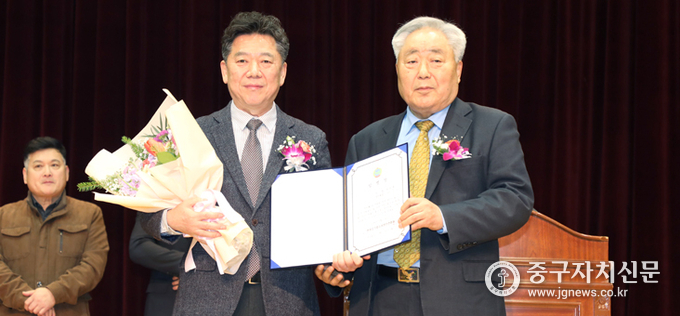 박인복 중앙회장(우)이 윤광휴 중구지회장(좌)에 회장 임명장을 수여하고 있다.