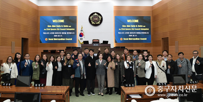 김현기 서울시의회 의장이 필리핀 케손시티 시의회 대표단을 접견한 뒤 본회의장에서 기념촬영을 하고 있다. 