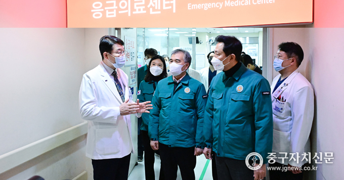 서울시의회 김현기 의장이 오세훈 서울시장과 보라매병원 응급실을 방문해 비상진료대책에 대해 설명을 듣고 있다. 