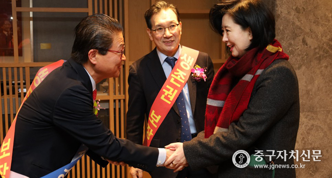 옥재은 시의원이 서울시인쇄정보산업협동조합 2024년도 제62회 정기총회’에서 인사를 하고 있다. 