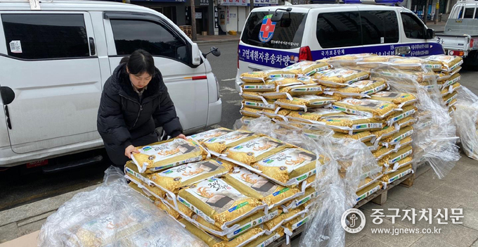 ㈜성원애드피아가 보내온 쌀 538포(3천만원 상당)을 배분하고 있다.