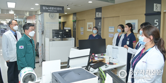 김길성 중구청장이 국립중앙의료원을 방문해 의료진들을 격려하고 있다.
