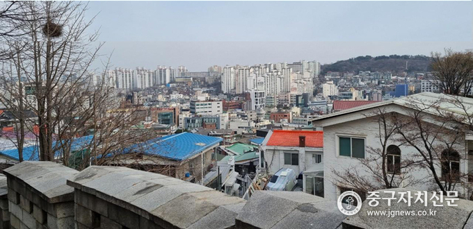 사진은 중구 다산동 성곽길 주변 주택가 모습.