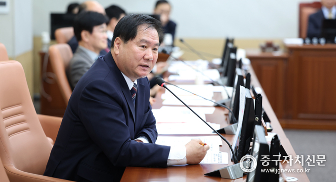 박영한 서울시의원이 서울역광장 관련 조례안등에 대해 설명하고 있다.