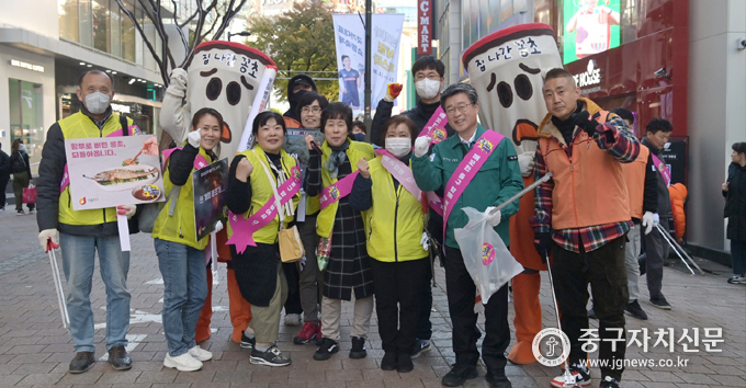 김길성 중구청장이 지난해 11월 담배꽁초없는 중구 선포식을 가진 뒤 기념촬영을 하고 있다. 