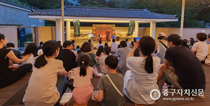 다산성곽도서관이 진행한 통합 문화행사 ‘한여름 밤의 시작’에서 장애의 경계 없이 공연을 즐기고 있다.