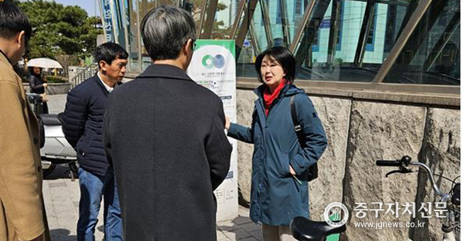 광희초 정문 앞 따릉이 주차장 확인 중인 옥재은 시의원과 서울시 관계 공무원들.