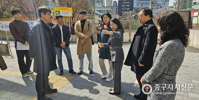 광희초 통학로 환경 점검 중인 옥재은 시의원 및 김문숙 교장, 김수왕 운영실장을 비롯한 서울시 관계공무원 등.