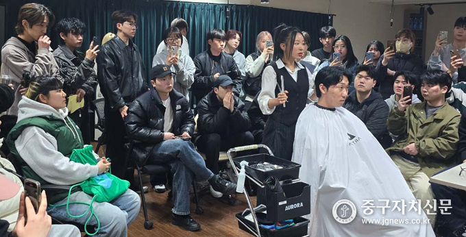 아티스타(해피니언) 대표 엘쌤(이미영 원장)이 학생들을 대상으로 특강한 뒤 시연을 하고 있다. 