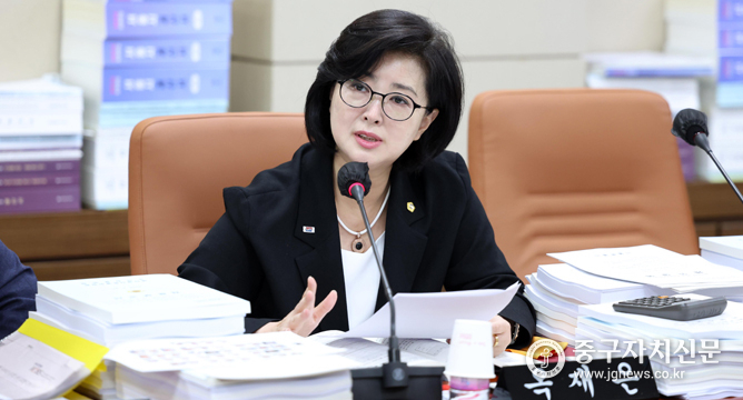 옥재은 시의원이 민주평통 지원 조례안에 대해 질의를 하고 있다.