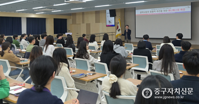 (사)한국매니페스토실천본부의 이광재 사무총장이 매니페스토 특강을 하고 있다.
