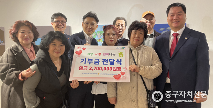 강재서 NH농협은행 남대문금융센터장과 문중호 관장, 박영한 시의원등이 기념촬영을 하고 있다.