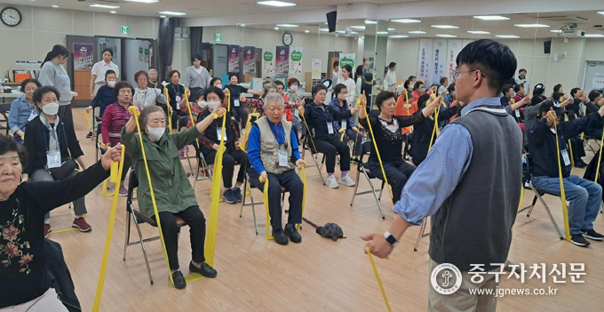 청바지 학교 어르신들이 실내체육활동을 하고 있다.