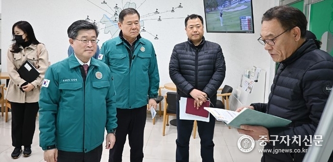 중구시설관리공단 경화수 이사장이 김길성 중구청과 해빙기 합동 안전점검에 앞서 브리핑을 받고 있다. 