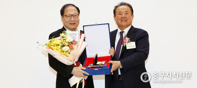 중구상공회장 이·취임식에서 이창환 회장이 김한술 직전 회장에게 감사패와 순금을 수여하고 있다. 