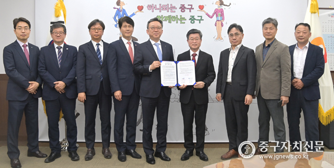 지난 15일 중구청장실에서 열린 신한은행이 중구와 업무협약을 체결한 뒤 기념촬영을 하고 있다. 