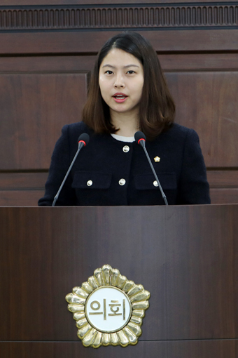 지난 15일 열린 중구의회 임시회에서 손주하 예결특위 위원장이 본회의장에서 인사말을 하고 있다.