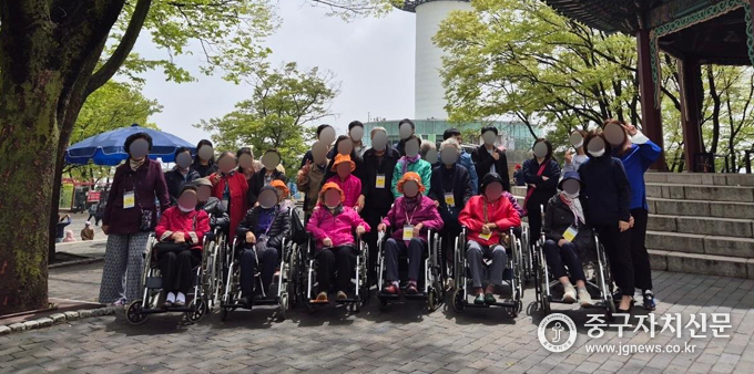 동행연우회 마련한 케이블카 타고 남산에서 내려 추억만들기 기념촬영을 하고 있다.