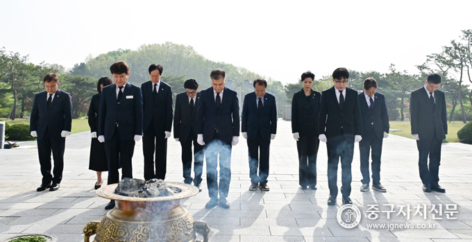 김현기 의장이 동료의원들과 함께 찾은 국립4‧19민주묘지 현충탑 앞에서 참배하고 있다.