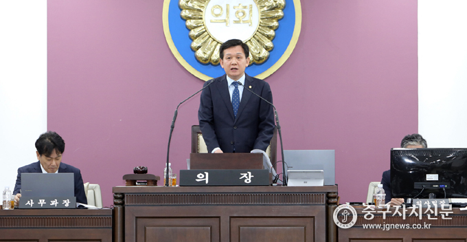 지난 19일 열린 제285회 중구의회 제2차 본회의에서 윤판오 부의장이 의장을 대신해 안건을 설명하고 있다.