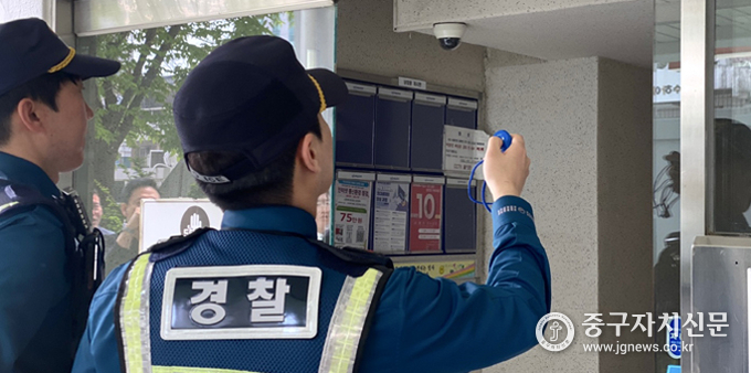 중구의 한 아파트에서 공동현관 프리패스를 시범설치하고 직접 시연해보고 있다.