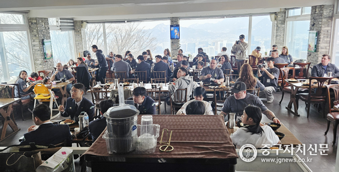 민주평통 중구협의회가 주한미군 가족들을 초청한 가운데 남산의 한 식당에서 식사를 하고 있다.