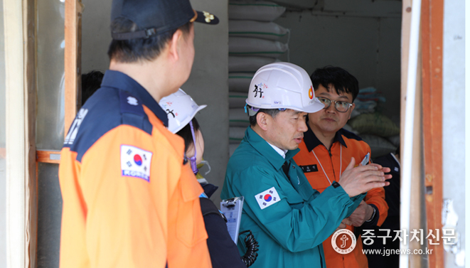 지난 25일 화재예방강화지구 합동점검 중인 이상훈 부구청장.