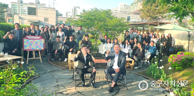 중구시설관리공단에서 만남 그리고 공감, 구청장과 함께하는 공감톡톡을 열기에 앞서 김길성 중구청장과 경화수 이사장, 그리고 참석자들이 파이팅을 하고 있다.