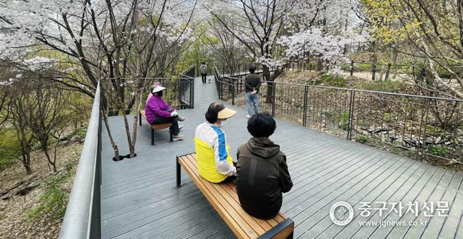 응봉친화숲길의 휴게 쉼터. 