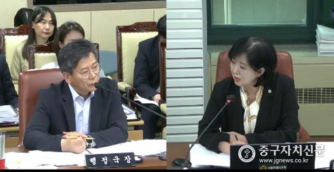 옥재은 시의원이 행정국장에게 청년창업 지원 활성화에 대해 질의하고 있다.