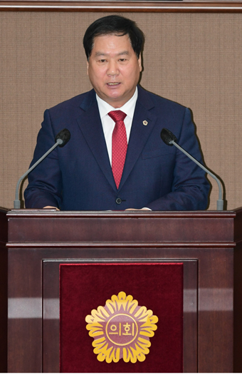 박영한 시의원이 ’남산공원 생태적 보전관련 조례안‘을 대표발의하고 있는 모습.