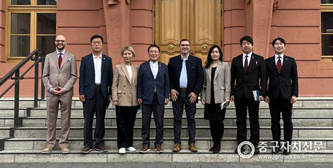 서울특별시의회 문화체육관광위원들이 독일 라인란트팔츠주 주의회에 앞에서 기념촬영을 하고 있다. 