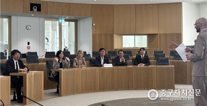 서울특별시의회 문화체육관광위원들이 독일 라인란트팔츠주 주의회에서 브리핑을 받고 있다.