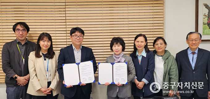 지난 16일 문중호 중구장애인복지관장과 김인혜 중구약사회장이 업무협약을 체결하고 있다. 
