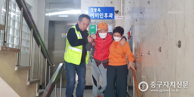 다산동 성곽마을 모아센터가 주민들을 대상으로 병원동행 서비스를 실시하고 있다.