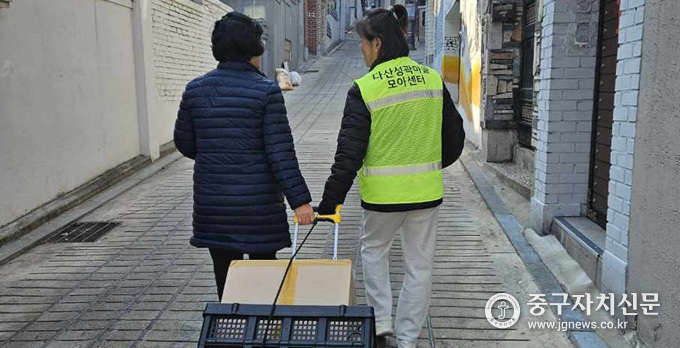 다산동 성곽마을 모아센터 관계자들이 거동이 불편한 어르신들을 위해 물품을 배달해 주고 있다.