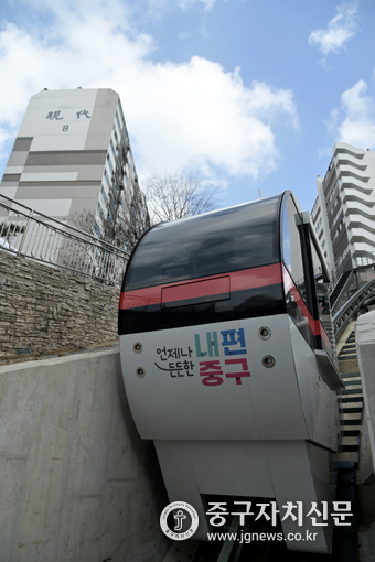 중구의 명물로 자리잡은 모노레일 외관.