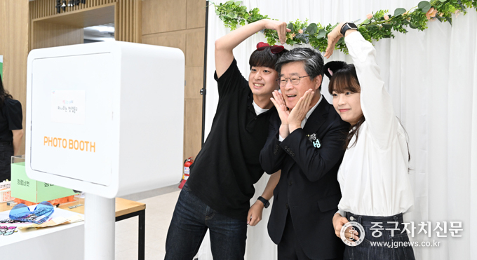 김길성 구청장이 청렴 네컷에서 주민들과 기념촤영을 하고 있다.
