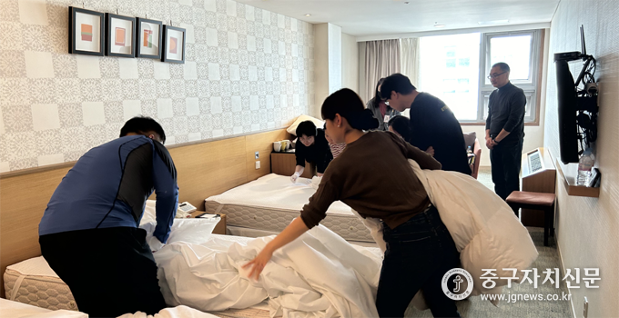 지난 3월 진행한 호텔종사자 양성과정 중 ‘룸메이드 실습’을 하고 있다. 