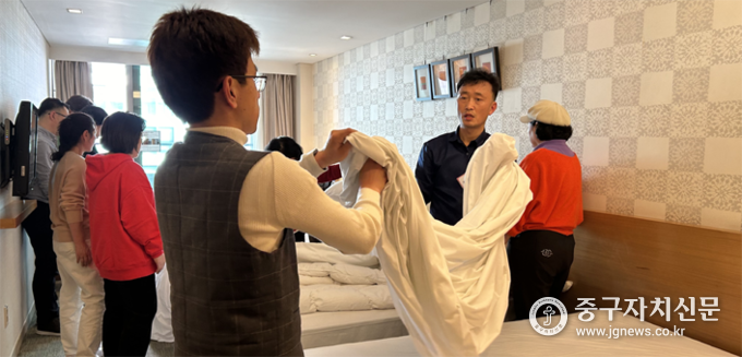 지난 3월 진행한 호텔종사자 양성과정 중 ‘룸메이드 실습’을 하고 있다. 