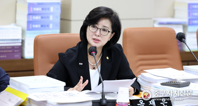 옥재은 시의원이 남북교류협력 조례 개정의 필요성을 역설했다. 
