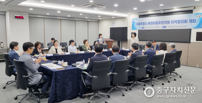 옥재은 시의원이 북한이탈주민 지원 지역협의회에서 남북교류협력 조례 개정 등에 대해 설명하고 있다. 