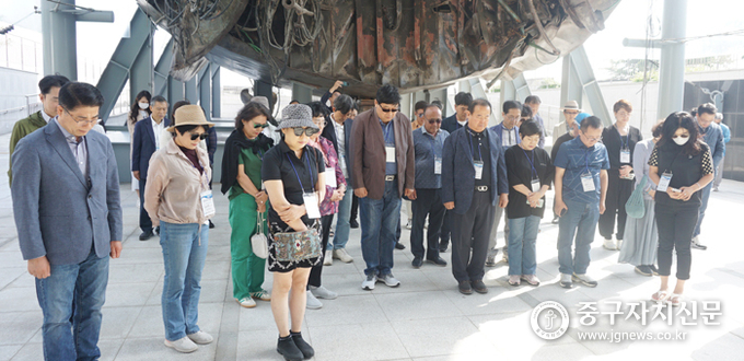  지난 5월 23일 열린 CEO아카데미 워크숍 참가자들이 경기도 평택 천안함 앞에서 묵념을 하고 있다.