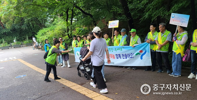 지난 8일 남산입구에서 산책인을 대상으로 미세먼지 저감 캠페인을 전개하고 있다. 