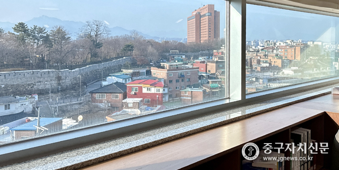 도서관 3층에서 펼쳐지는 성곽길 전망.