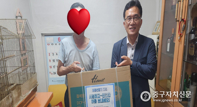 윤동인 약수노인복지관장이 폭염대비 어르신들에게 선풍기를 전달하고 있다.