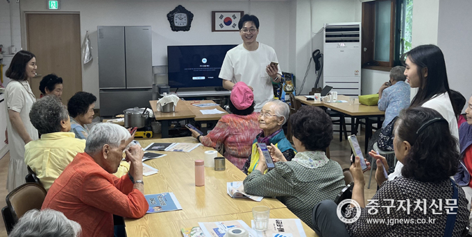 중구가 중림동 주민센터에서 어르신 대상 찾아가는 스마트폰 교실을 운영하고 있다.